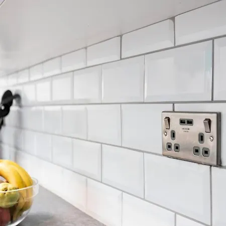 Stylish House - Close To Centre - Free Parking, Super-fast Wifi And Smart Tvs By Yoko Casa vacanze