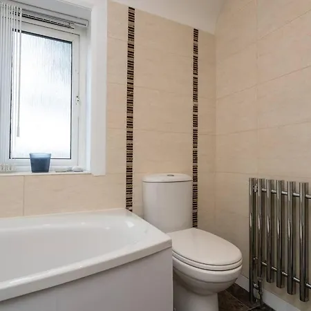 Stylish House - Close To Centre - Free Parking, Super-fast Wifi And Smart Tvs By Yoko Casa vacanze *