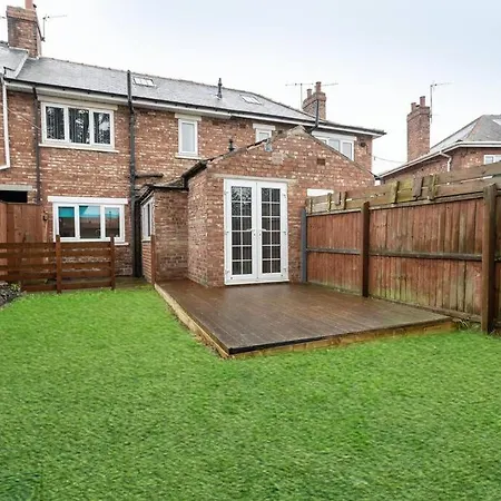Stylish House - Close To Centre - Free Parking, Super-fast Wifi And Smart Tvs By Yoko Casa vacanze