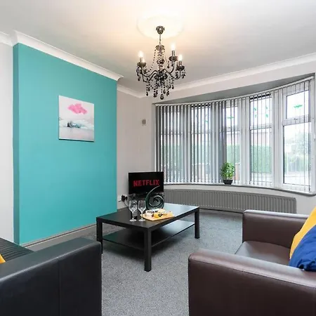 Stylish House - Close To Centre - Free Parking, Super-fast Wifi And Smart Tvs By Yoko Middlesbrough