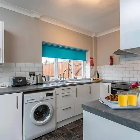 Ferienhaus Stylish House - Close To Centre - Free Parking, Super-fast Wifi And Smart Tvs By Yoko Middlesbrough
