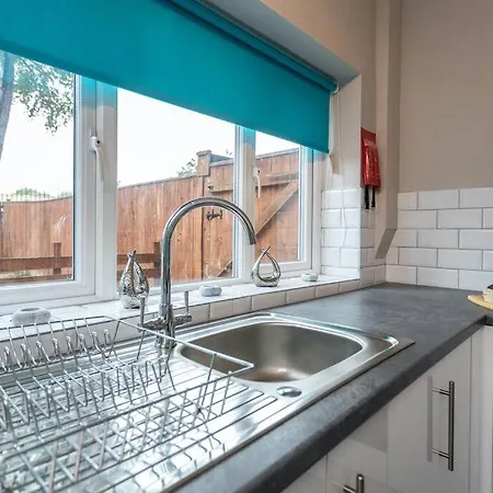 Stylish House - Close To Centre - Free Parking, Super-fast Wifi And Smart Tvs By Yoko Ferienhaus