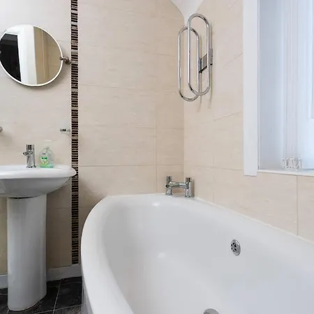 Ferienhaus Stylish House - Close To Centre - Free Parking, Super-fast Wifi And Smart Tvs By Yoko *